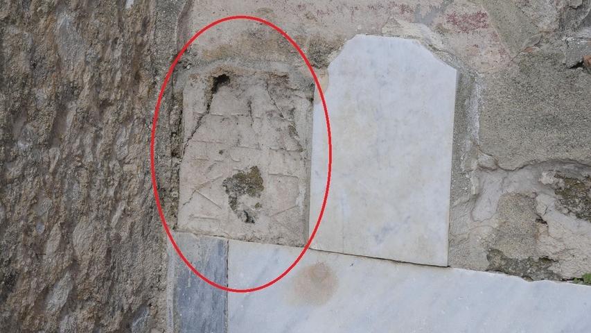 Cade una lastra e spunta un’epigrafe: il parco di Roselle svela una sorpresa