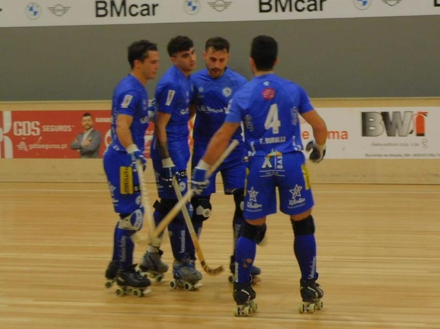 
	Gli azzurri durante un'esultanza (foto Follonica Hockey)

