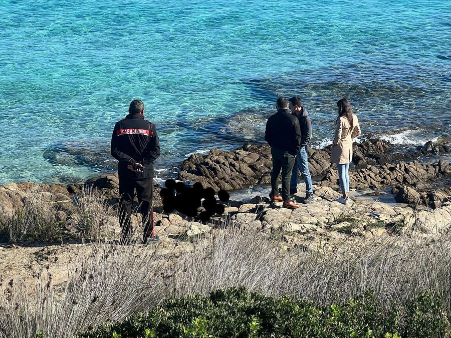 
	Gli investigatori alla Pelosa dopo il ritrovamento del corpo <em>(foto Ivan Nuvoli)</em>

