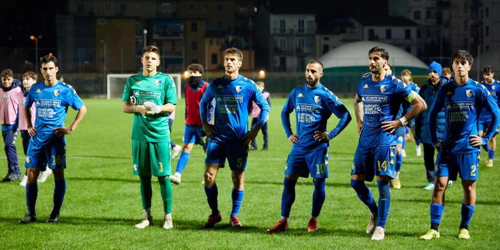 I giocatori del Prato davnti alla curva che contesta alla fine del derby (foto Autovino)
