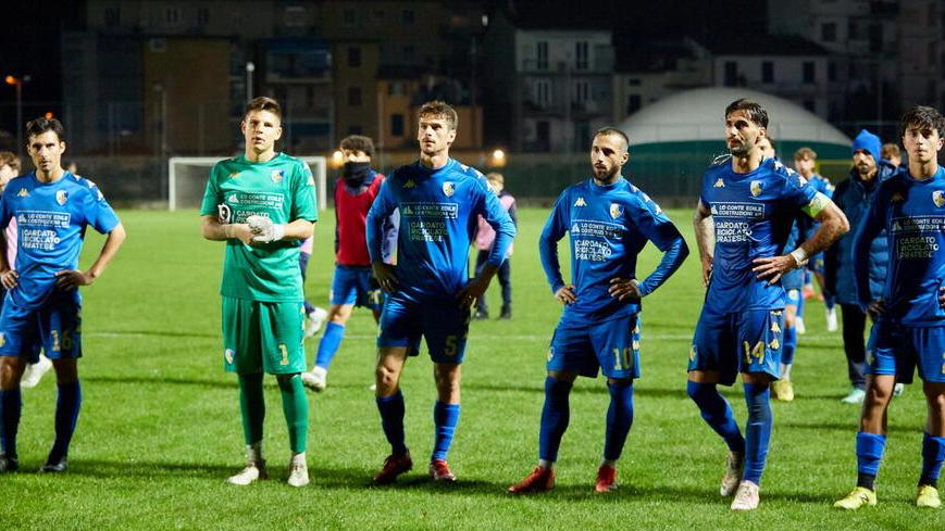 I giocatori del Prato davnti alla curva che contesta alla fine del derby (foto Autovino)