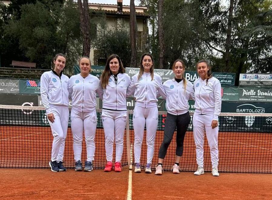 La formazione femminile del Tennis Prato