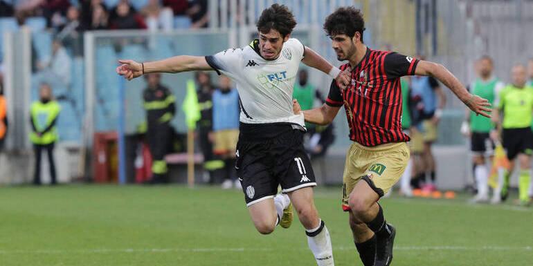 Un momento della partita Cesena Lucchese 1-1 della passata stagione con il duello tra Shpendi e Quirini