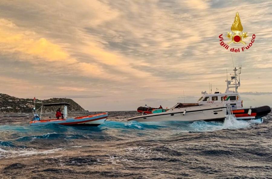 Sos da un’imbarcazione che sta affondando davanti a Geremeas: soccorso il diportista, recuperata la barca