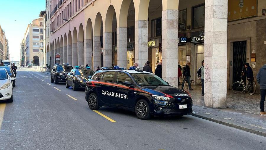 
	Livorno, carabinieri all&#39;Ottica di via Grande

