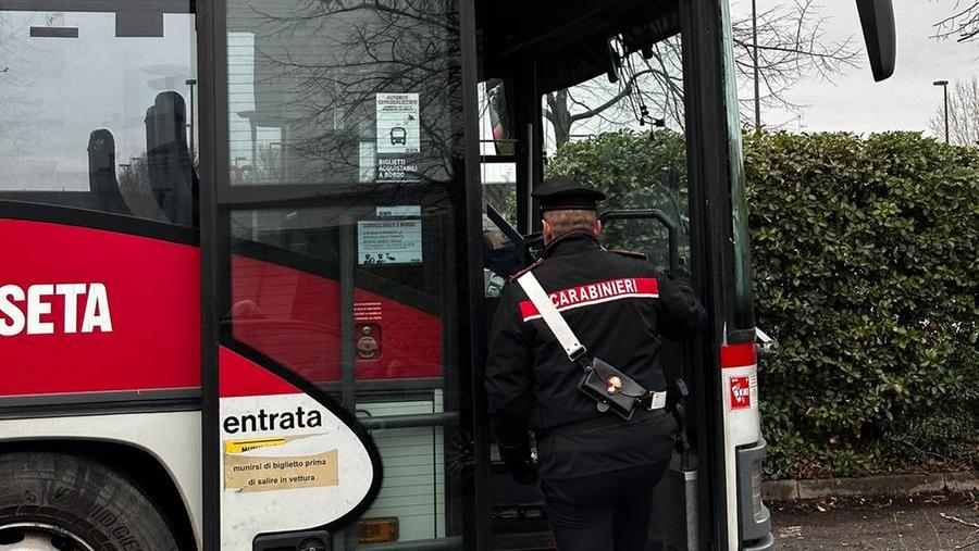 Reggio Emilia, spruzza spray urticante sul bus poi fugge