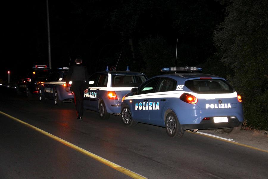 Pisa, si schianta sull’auto in sosta e scappa: bloccato con un taso alcolemico quattro volte il consentito