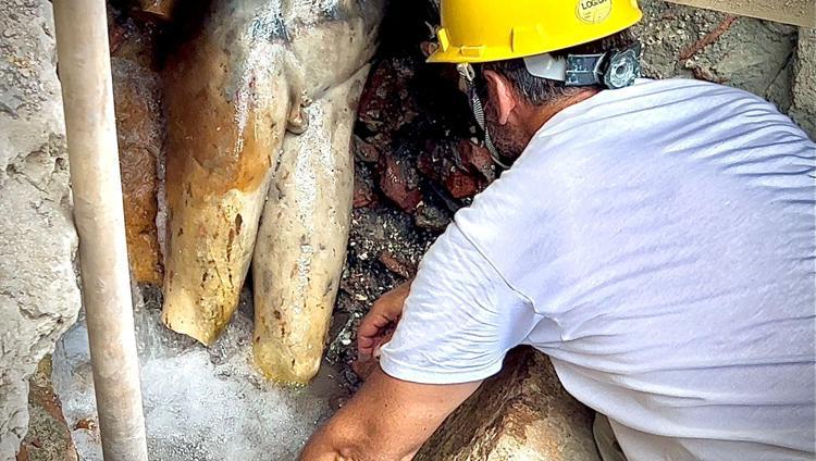 San Casciano, dall’acqua emerge un Apollo in marmo alto quasi due metri