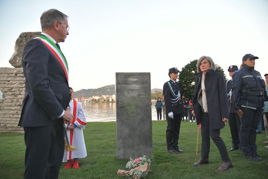
	Il sindaco Settimo Nizzi ha svelato ogni singolo monolite, in ciascuno il nome di una delle vittime <em>(foto Vanna Sanna)</em>

