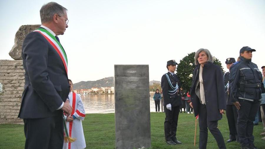 
	Il sindaco Settimo Nizzi ha svelato ogni singolo monolite, in ciascuno il nome di una delle vittime <em>(foto Vanna Sanna)</em>

