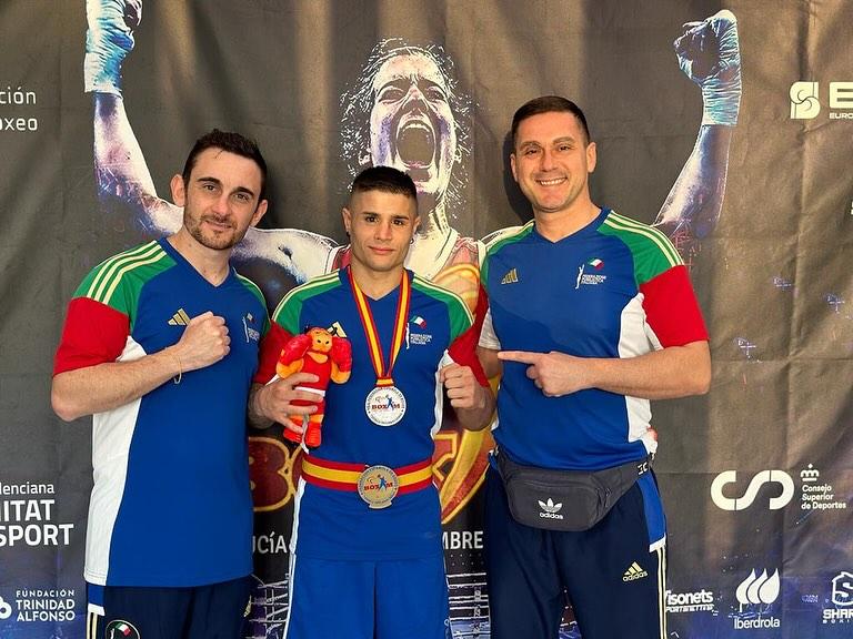 
	Federico Serra con l'oro al collo insieme ai tecnici azzurri Gennaro Moffa e Riccardo D'Andrea

