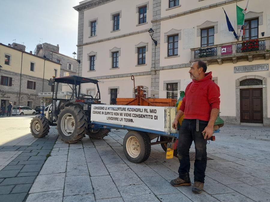 Tempio, col trattore in piazza: «Sistemate la strada, non posso lavorare»