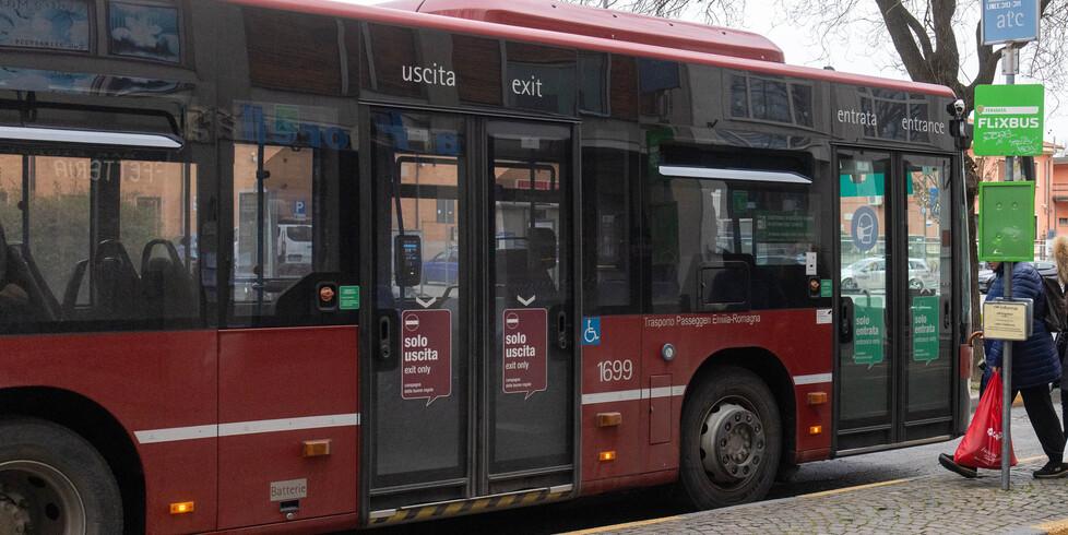 Ferrara. Ragazzina insultata e malmenata sull'autobus