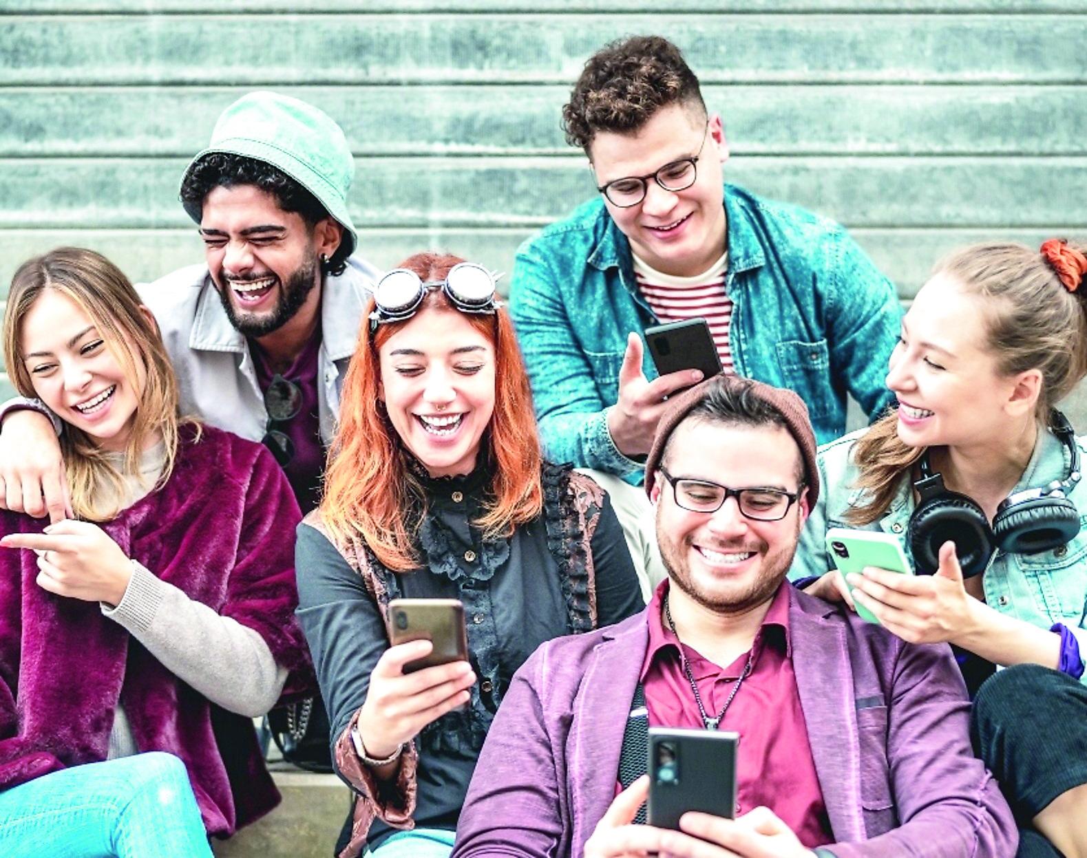 Minori a rischio: sempre connessi e più vulnerabili, ora scatta il blocco