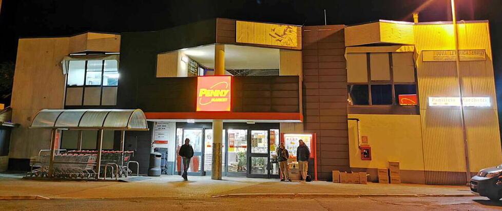 Piombino, rapina dentro il supermercato: i minuti di paura e cosa hanno ripreso le telecamere