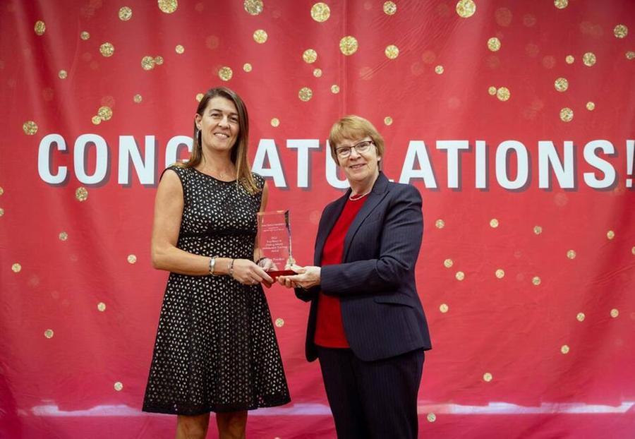
	Sara Pistolesi mentre riceve dalla rettrice dall'Universit&agrave; dell'Iowa il prestigioso premio per Eccellenza&nbsp;

