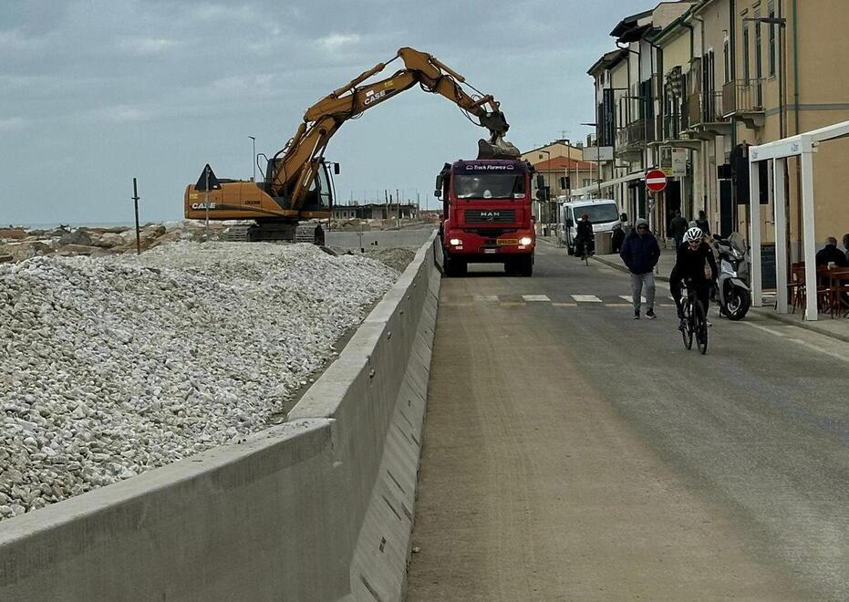 Marina di Pisa, riaperto il lungomare: barriere di cemento a protezione