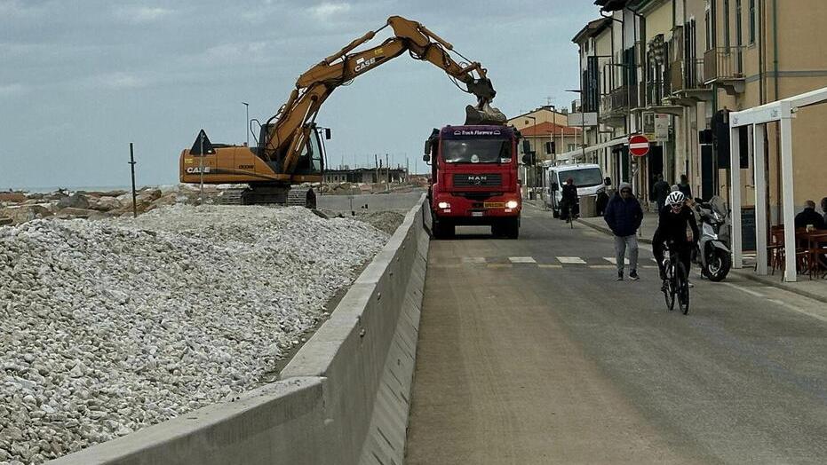 Marina di Pisa, riaperto il lungomare: barriere di cemento a protezione
