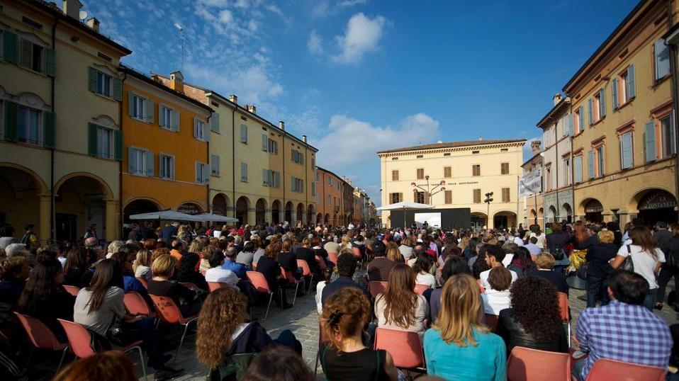 Tutti in piazza ad ascoltare le storie