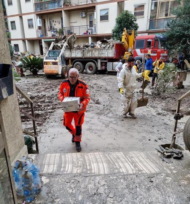 Alluvione in Toscana, la vita dei volontari: «Impreparati a così tanto dolore»