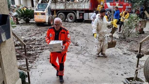 Alluvione in Toscana, la vita dei volontari: «Impreparati a così tanto dolore»