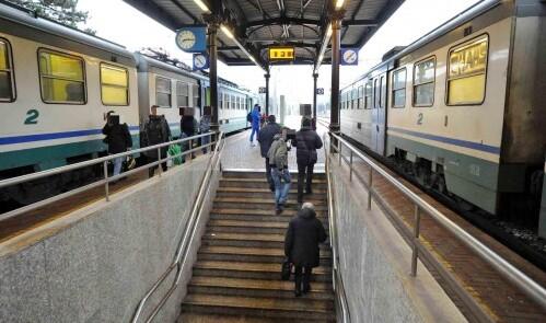 Pistoia, rapinato alla stazione dalla baby gang «Ti ammazzo se non mi