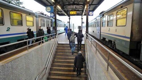 Pistoia, rapinato alla stazione dalla baby gang «Ti ammazzo se non mi