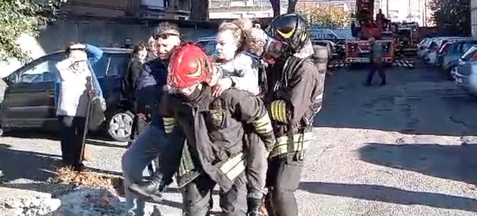 I vigili del fuoco mettono in salvo una donna