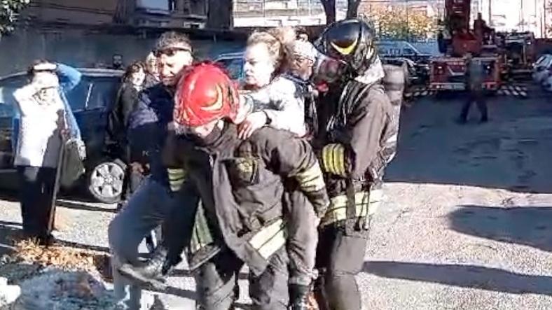 I vigili del fuoco mettono in salvo una donna