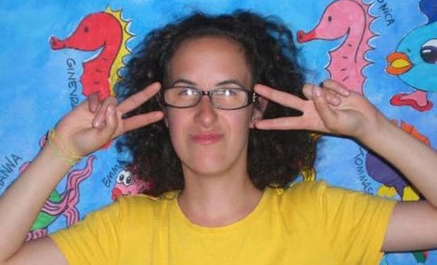 
	Una foto sorridente di Monica

