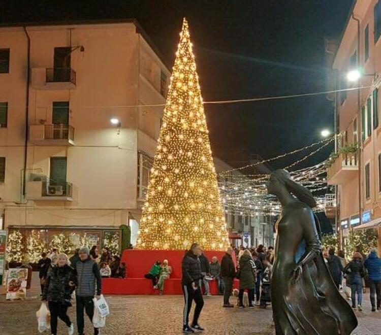 L’albero di Natale acceso in piazza