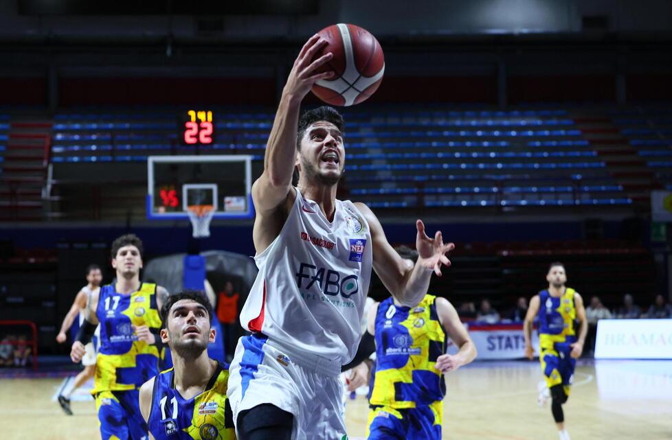 Adrian Chiera a canestro (foto Studio Nucci)