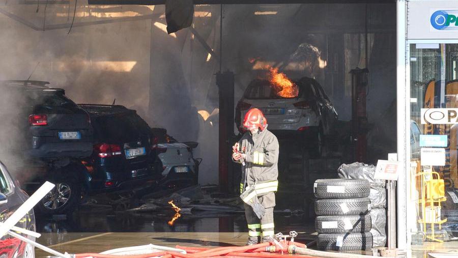 Incendio a Empoli: le auto in fiamme (foto Yuri Autovino)
