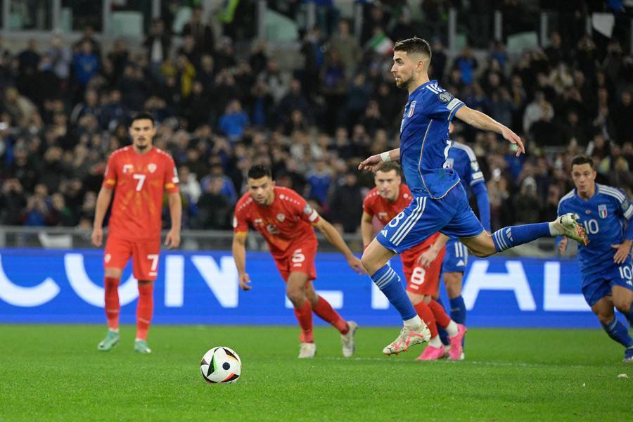 Gli undici metri di Jorginho fra cabaret e tabù freudiani