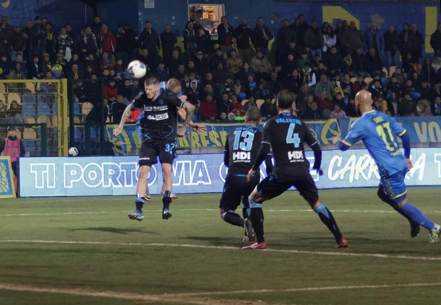 Panico, ancora lui all’ultimo tuffo, vola la Carrarese: 1-0