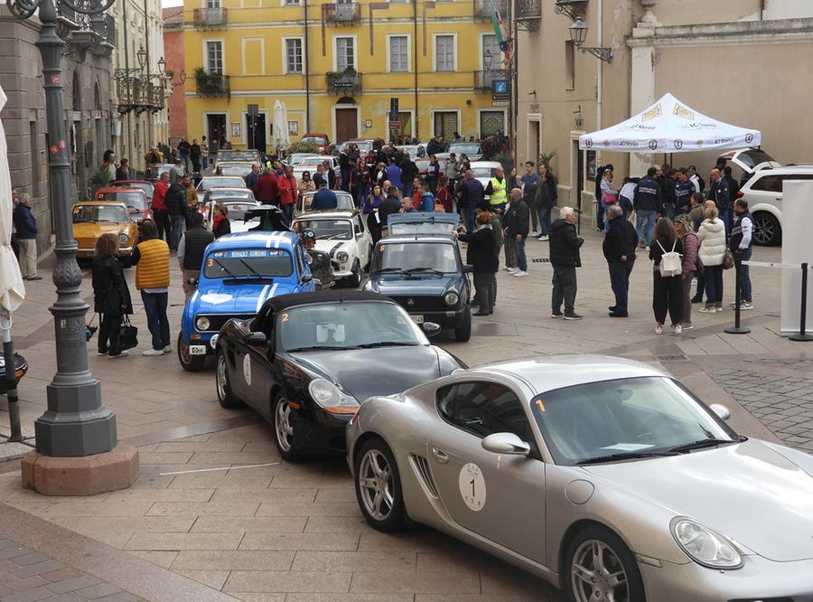 
	Il corteo delle auto storiche in piazza Roma

