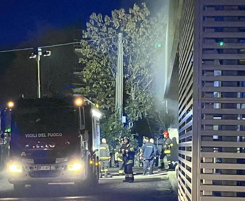 Reggio Emilia, divampa un rogo al Choreia. Sono gli stivaletti dei bimbi