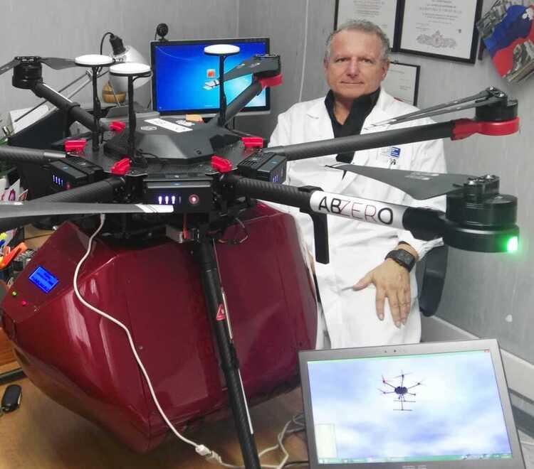L’ex primario del Centro Trasfusionale con un drone utilizzato per il trasporto di sangue