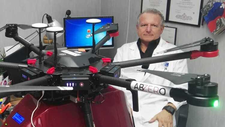 L’ex primario del Centro Trasfusionale con un drone utilizzato per il trasporto di sangue