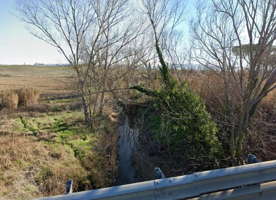 Il botro della Sanguigna visto dalla strada regionale 206 in località Emilia Chiappino a Castelnuovo della Misericordia prima dell’esondazione del 2 novembre scorso
