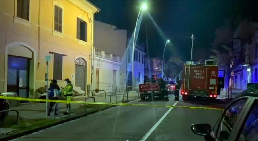 L’edificio in viale Rinaldo Piaggio dove sono intervenuti i vigili del fuoco (foto Franco Silvi)