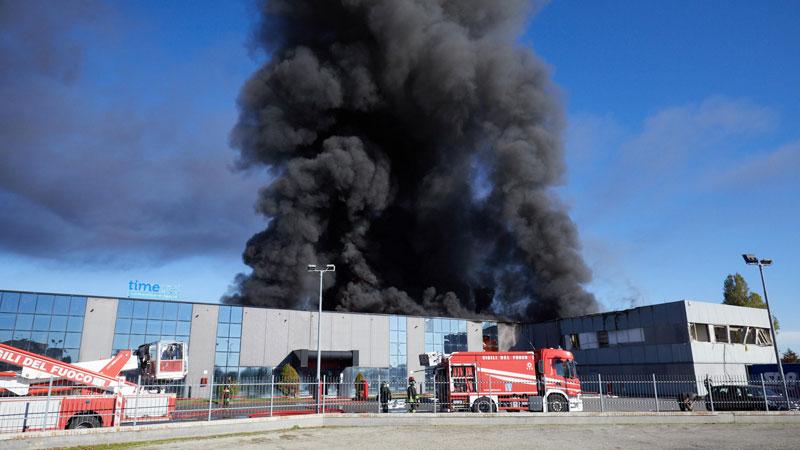 La colonna di fumo levatasi sabato dagli immobili sede della Pas e della vicina Timenet spa