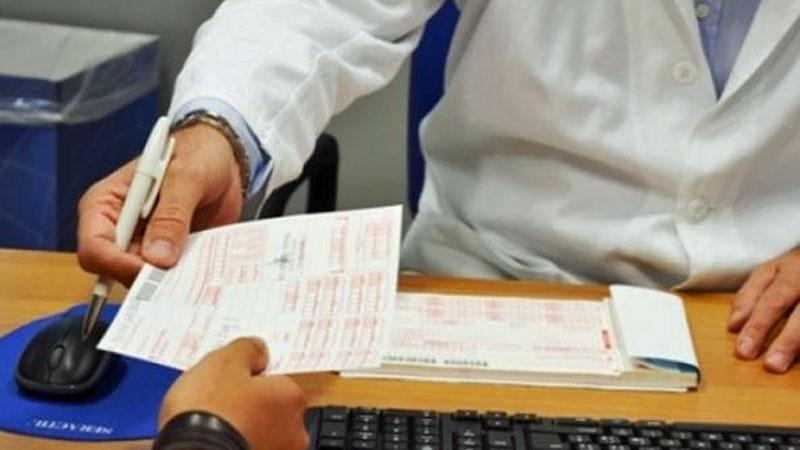 Le pratiche burocratiche assorbono sempre più tempo ai medici sottraendolo alle loro attività sanitarie (foto archivio)
