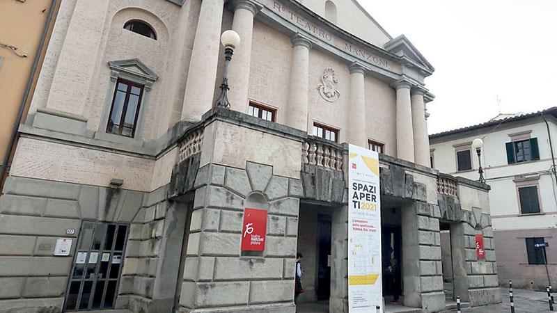 L’esterno del Teatro Manzoni di Pistoia, gestito da Atp (foto Nucci)