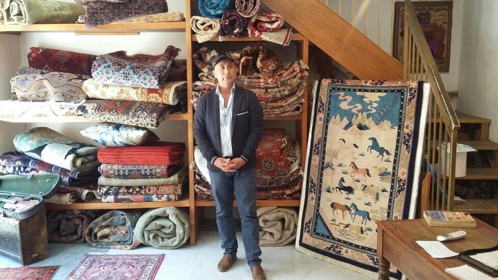 Massa, dopo 45 anni Farshad chiude lo storico negozio di tappeti: «I giovani li vogliono moderni o non li vogliono»