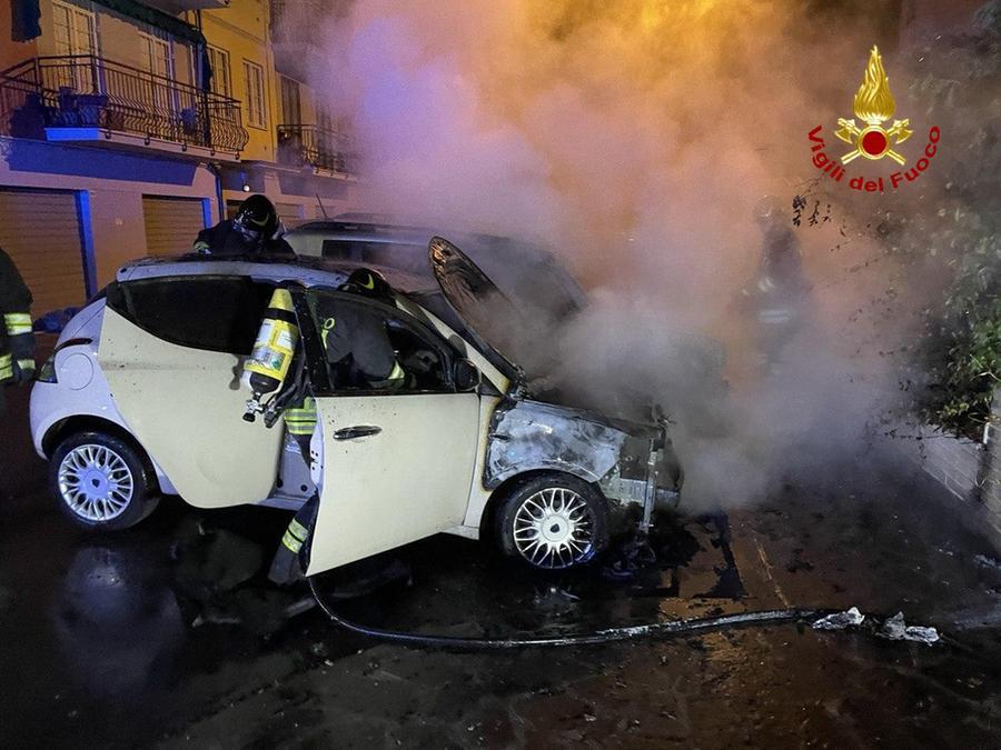 Modena, incendio in via Pagani: due auto distrutte. Si indaga sulle cause