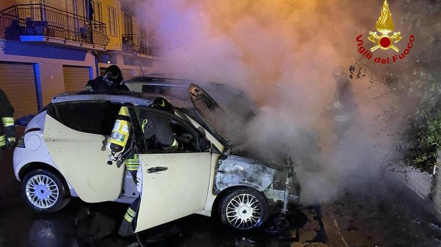 Modena, incendio in via Pagani: due auto distrutte. Si indaga sulle cause