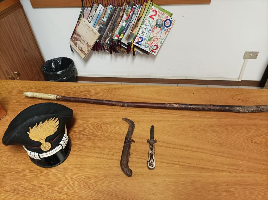 Scandiano, cammina in strada con bastone, coltello e roncola: 23enne denunciato