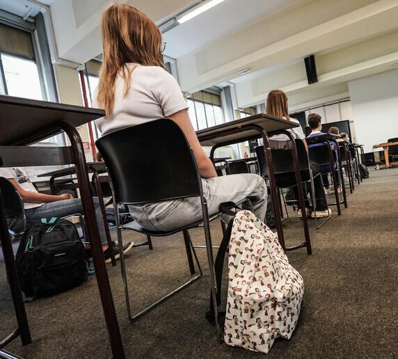 Sassuolo. «Bestemmie, offese e strusciamenti»: professore sospeso e senza stipendio