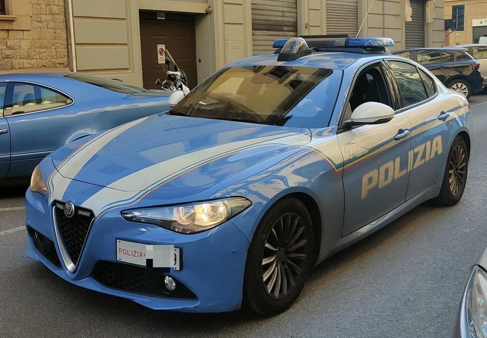 Nella foto, una volante della questura in servizio di controllo del territorio (foto d’archivio)
